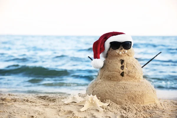 Снеговик из песка на пляже . — стоковое фото