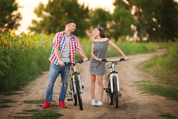 Jeune couple à vélo — Photo