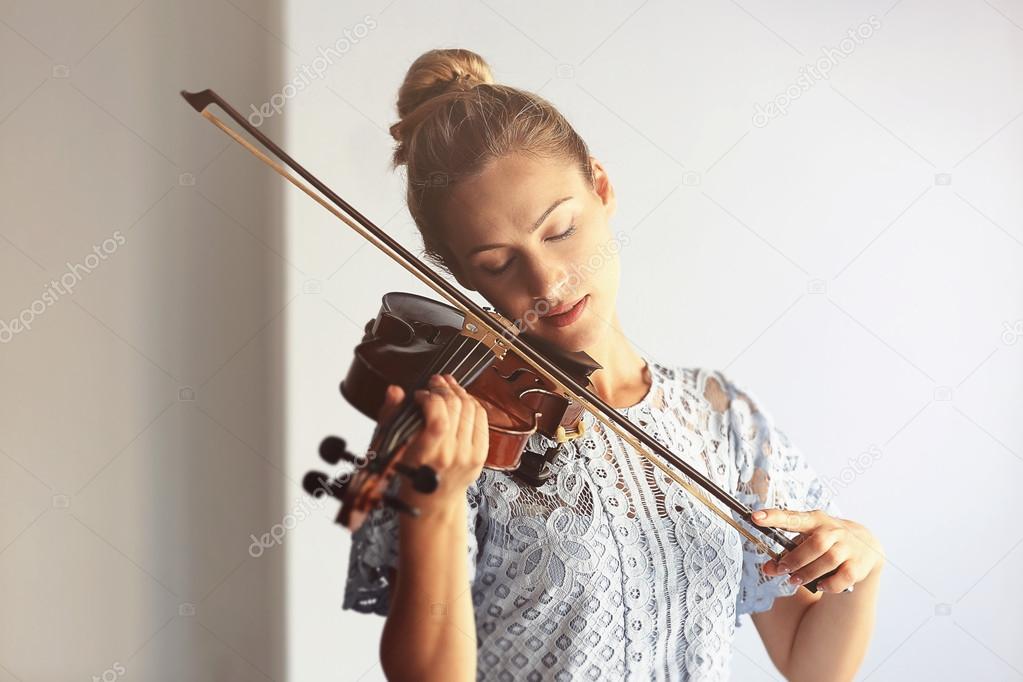  woman playing violin