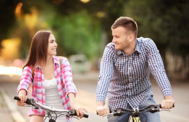 Çift bisiklete biniyor