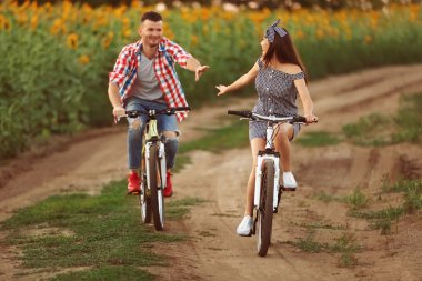 genç bir çift Bisiklet
