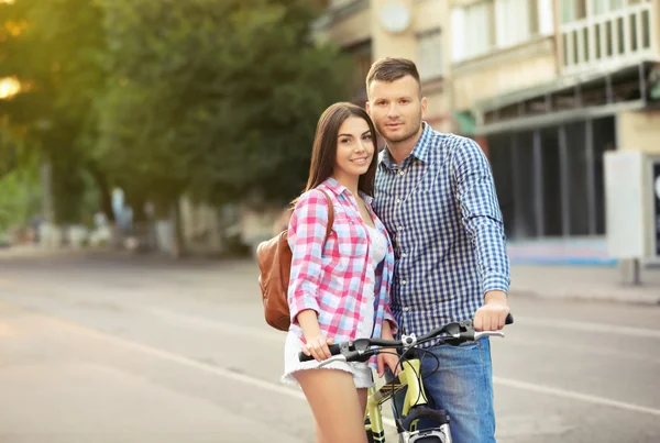 Pareja joven con bicicleta — Foto de Stock