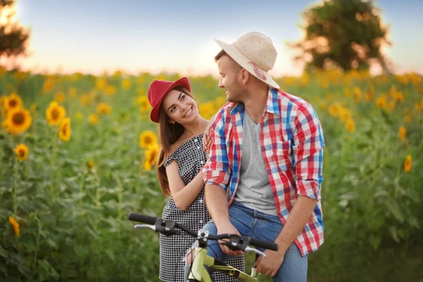 Ungt par på cykel — Stockfoto