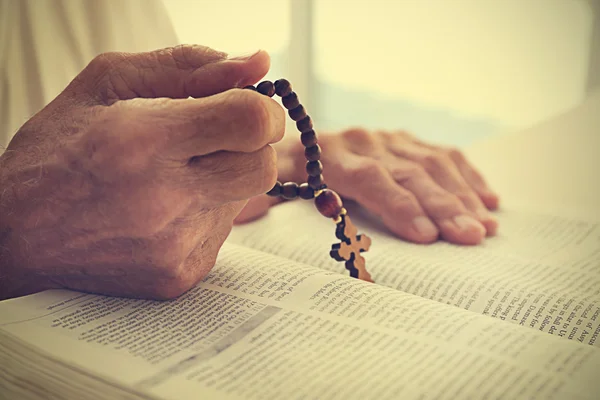 Viejo leyendo la Biblia — Foto de Stock