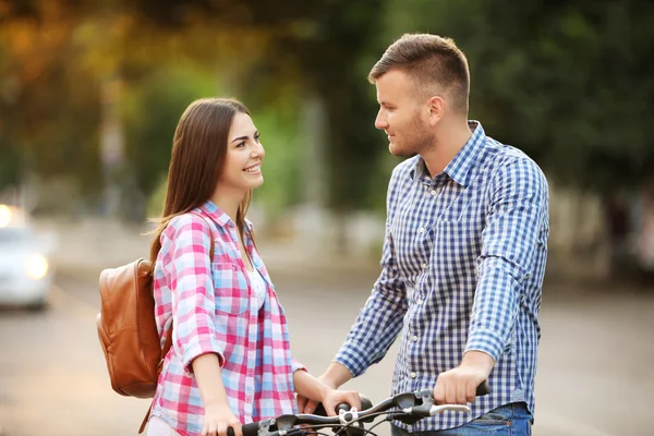 Jovem casal com bicicleta — Fotografia de Stock