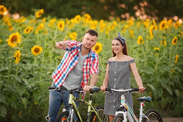 Jeune couple à vélo — Photo