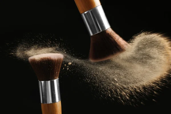 Bej renkli toz patlama ile makyaj fırçaları — Stok fotoğraf
