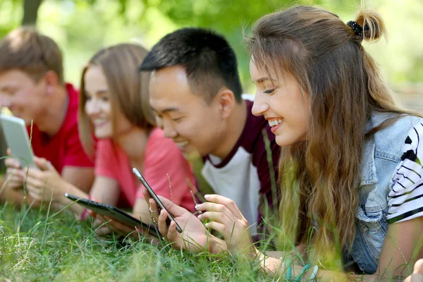 Junge Leute Mit Gadgets Park — Stockfoto