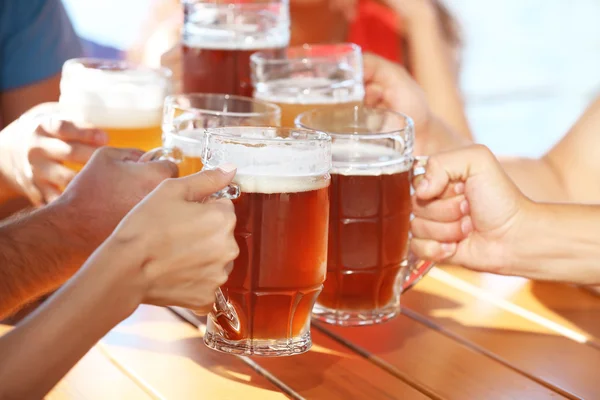 Groep vrienden in bier drinken — Stockfoto