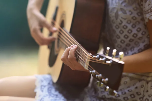 Beautiful woman playing guitar — Stock Photo, Image