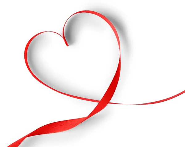 고립 된 심장의 모양에 빨간 리본 — 스톡 사진