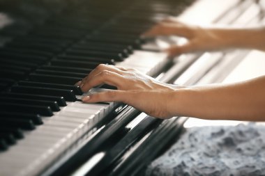 kadın piyano