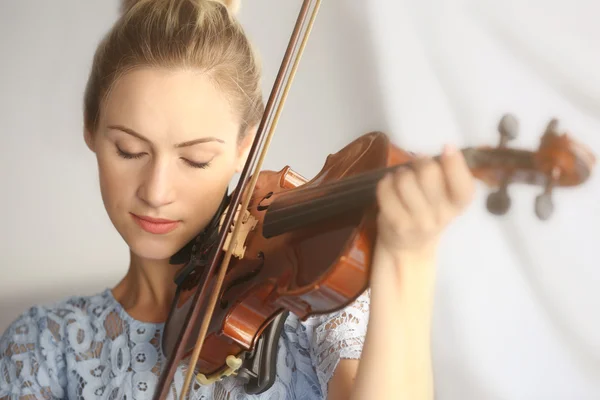 Donna che suona il violino — Foto Stock