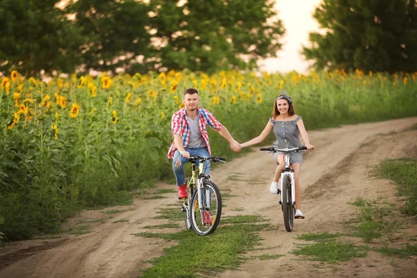 Jeune couple à vélo — Photo