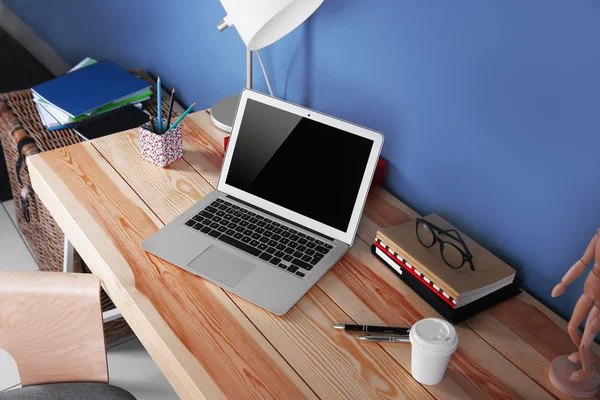 Plaats op de muur achtergrond werken — Stockfoto