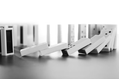 Gri masaya düşen Domino