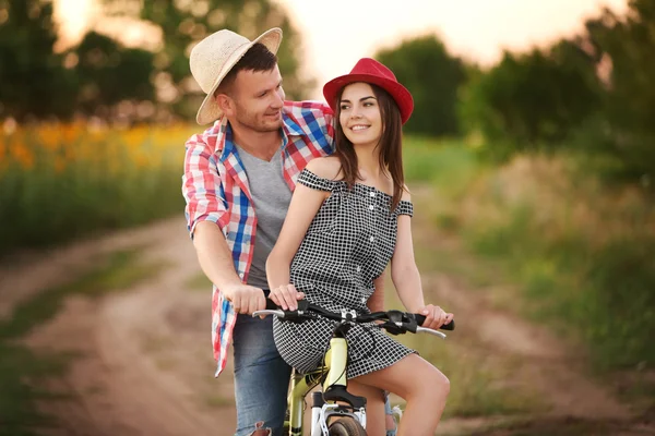 Jeune couple à vélo — Photo