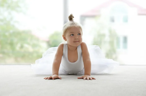 Schattig Klein Meisje Beoefenen Van Ballet — Stockfoto