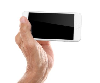 Yaşlı adam holding smartphone 