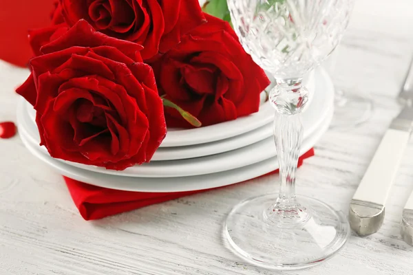 Rose rosse in vacanza tavola servita — Foto Stock