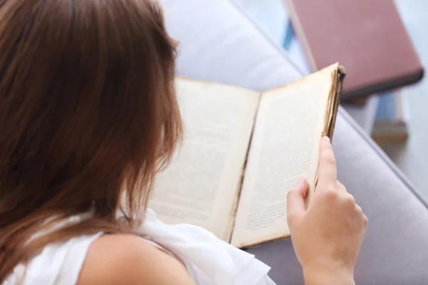 Frau liest Buch — Stockfoto