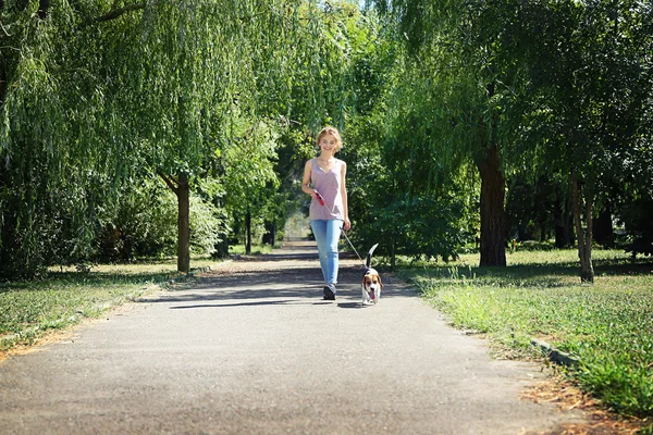 Mujer joven paseando con perro — Foto de Stock