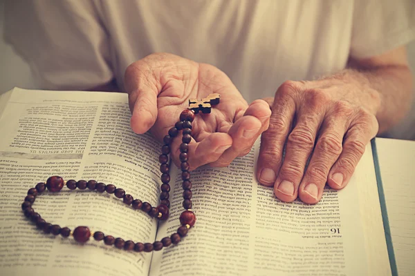 Starý muž čtení Bible — Stock fotografie