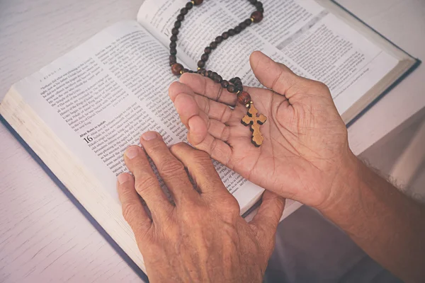 Velho lendo a Bíblia — Fotografia de Stock