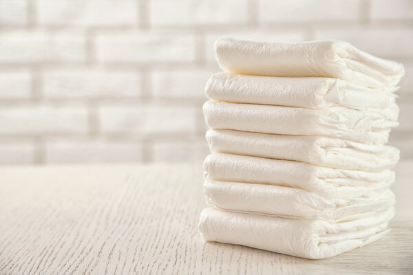 Куча подгузников на столе
