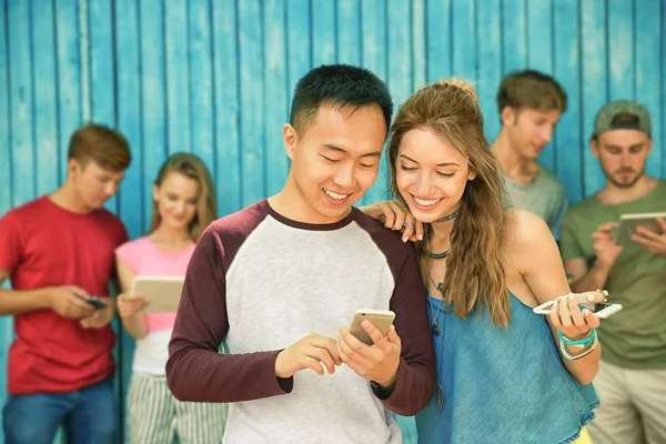 Junge Leute Mit Gadgets Auf Holzplanken Hintergrund — Stockfoto