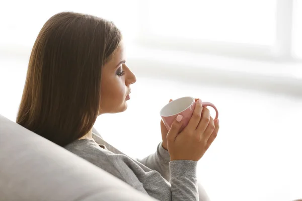 Hermosa mujer con taza de café — Foto de Stock