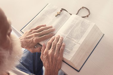 Yaşlı adam İncil okuma