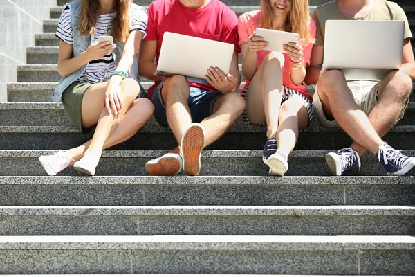 Jovens Com Gadgets Nas Escadas — Fotografia de Stock