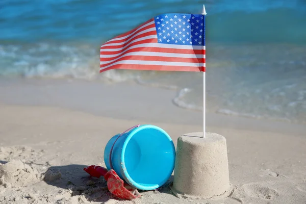 Sand castle with American flag — Stock Photo, Image