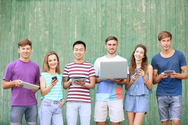 Jovens Com Gadgets Pranchas Madeira Fundo — Fotografia de Stock