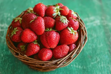 Hasır sepette taze çilekler