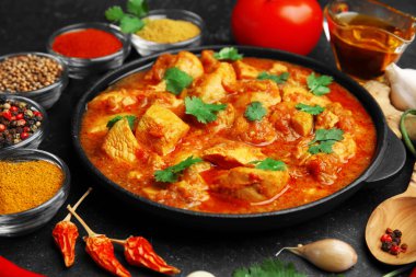 Farklı baharatlar ile tavuk köri