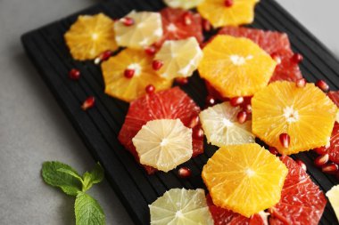 Kesme tahtası üzerinde farklı narenciye dilimleri