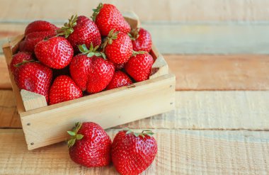 Ahşap kutusunda taze çilek