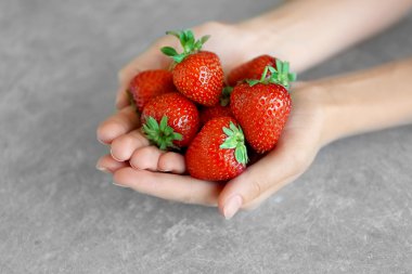 Erkek tutarak taze çilek eller