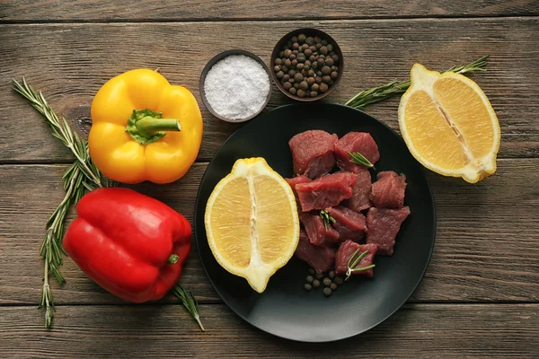Сырое мясо со специями и овощами — стоковое фото