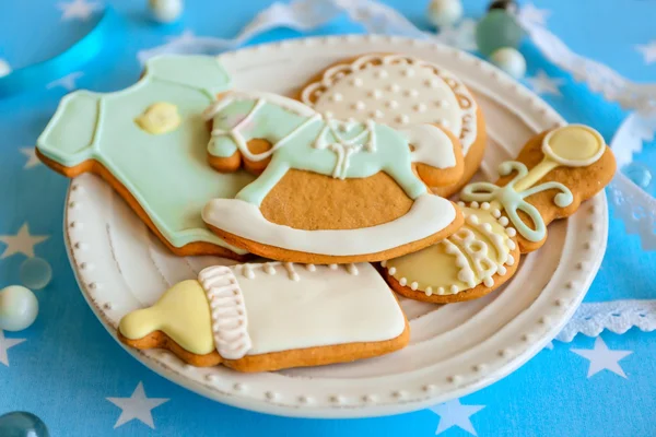 Biscotti glassati per bambini in piatto — Foto Stock