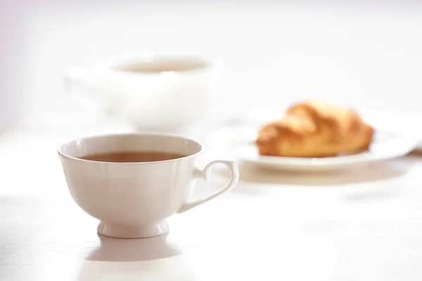 クロワッサンと紅茶 1 杯 — ストック写真