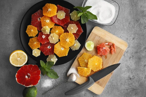 Plaat en snijplank met citrus segmenten — Stockfoto