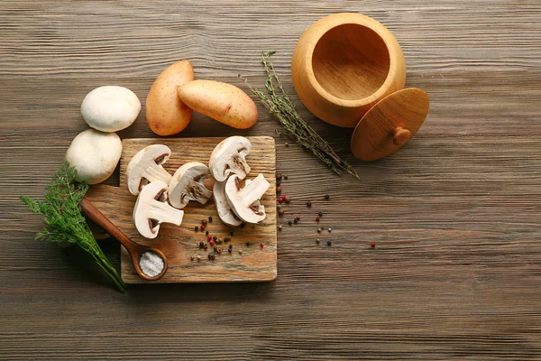 Paddenstoelen en aardappelen aan boord — Stockfoto