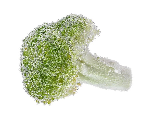 Brokuły w wodzie na białym — Zdjęcie stockowe