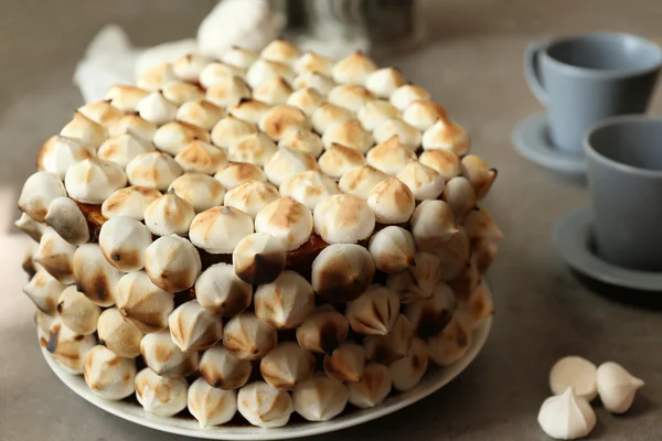 Gâteau savoureux avec guimauve — Photo