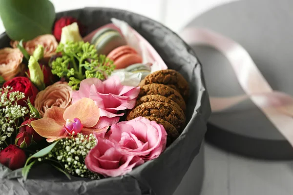 Caja de regalo con flores y galletas — Foto de Stock