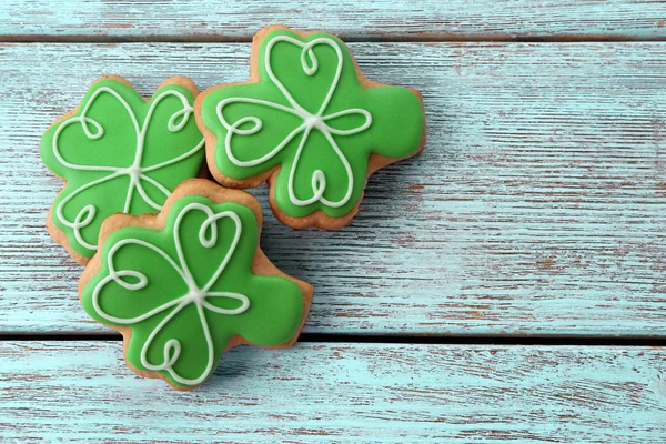 Cookies decorativos em fundo de madeira . — Fotografia de Stock