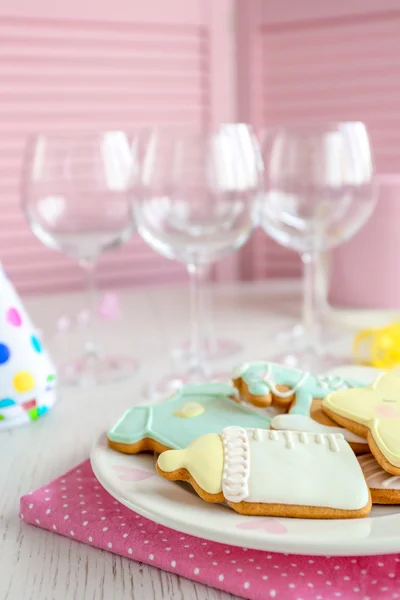 Biscotti glassati per bambini sul tavolo — Foto Stock
